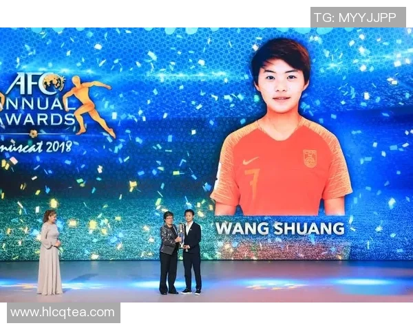 与足球明星王霜同框合影展现运动魅力与青春活力
