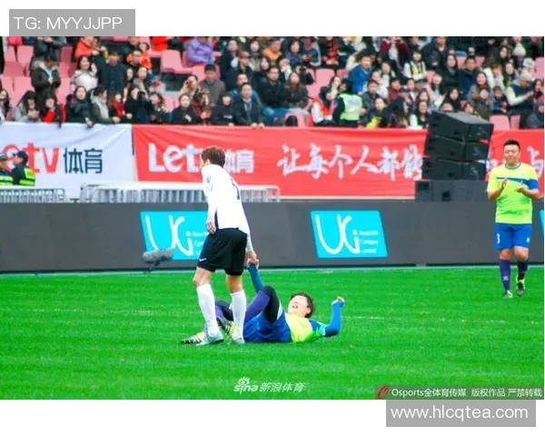 中国足球明星意外进自己门球引发热议球迷反应各异成赛季经典瞬间
